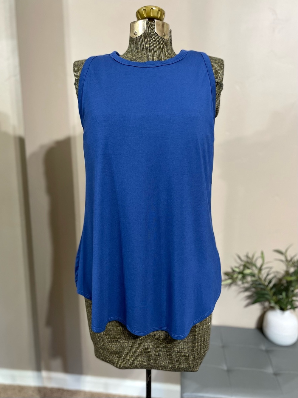 Shebird The Freedom Racerback Tank Top Blue Built In Bra Flowy Athleisure Size 6